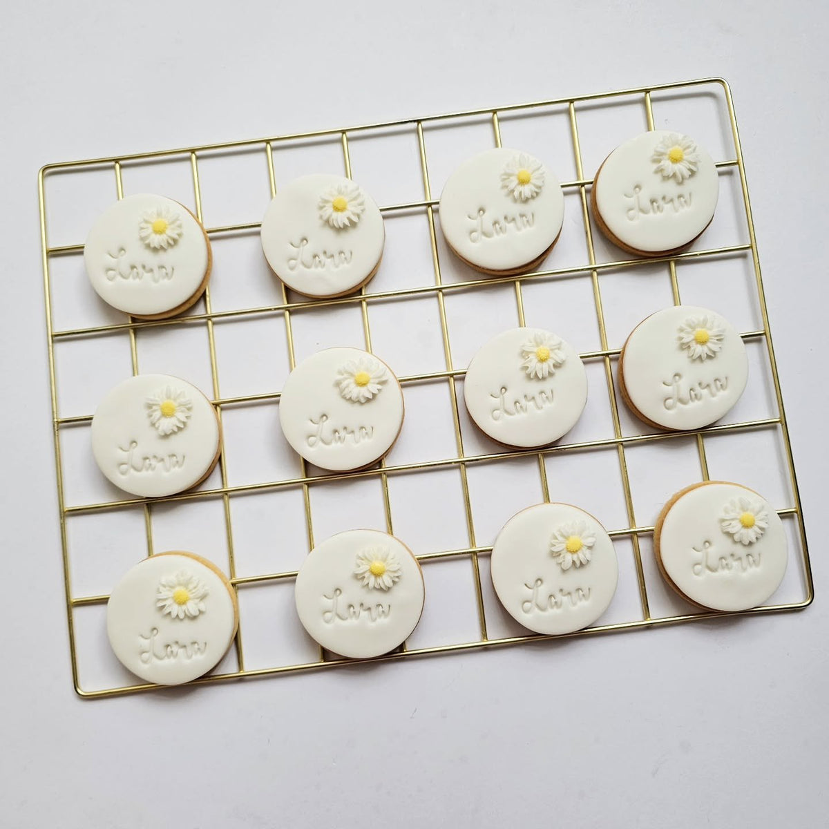Dainty daisy biscuits