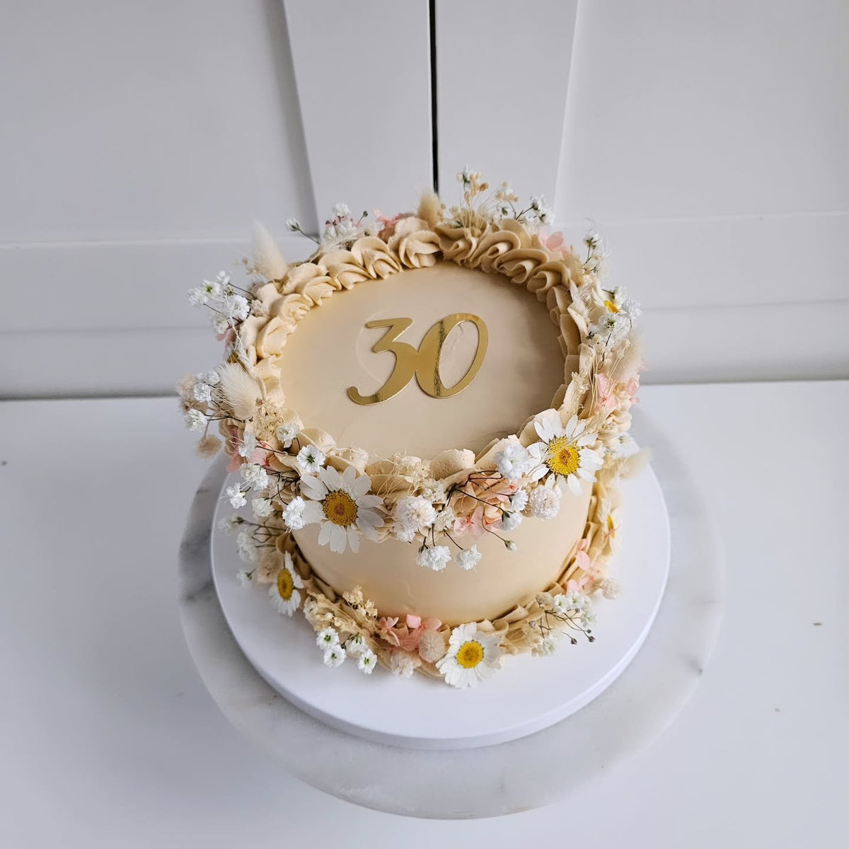 Beige daisy cake