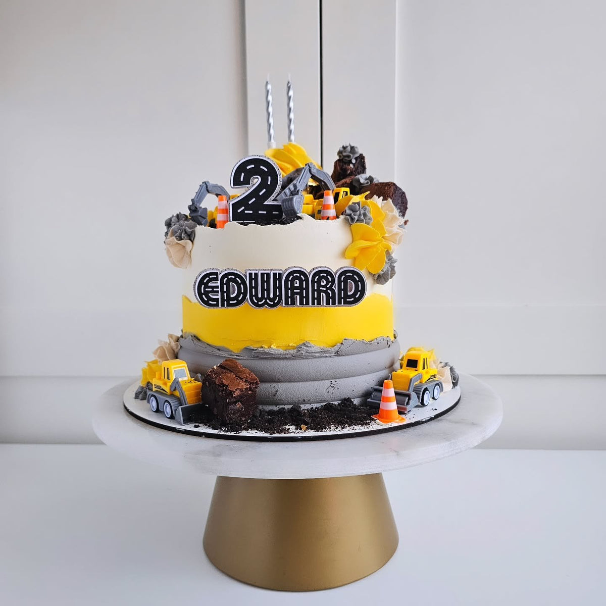 Construction cake with a brownie filling