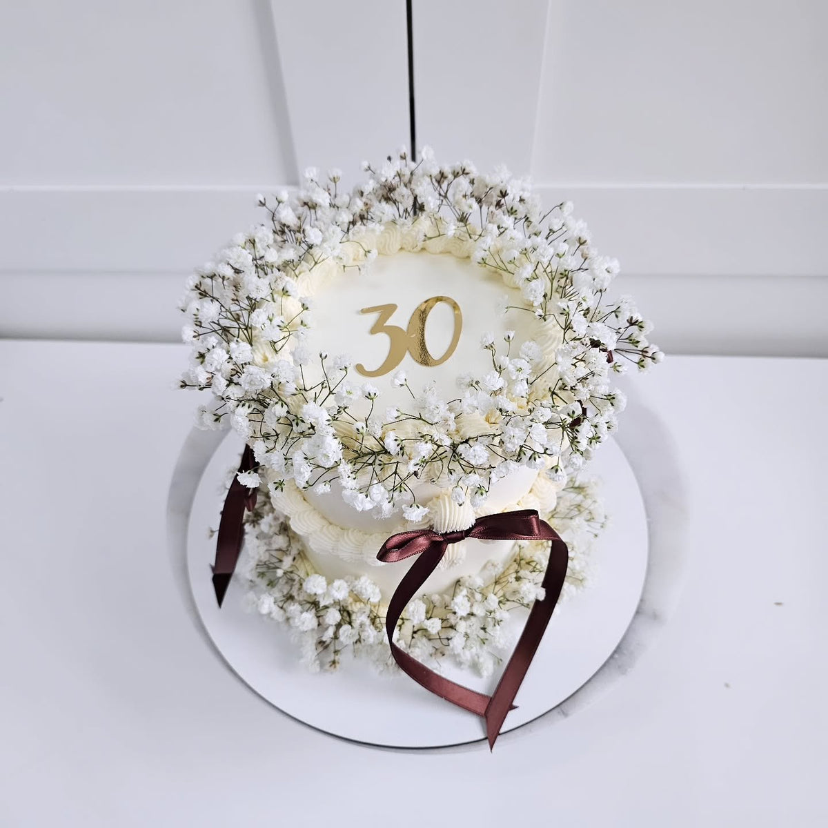 Gypsophila cake with bows