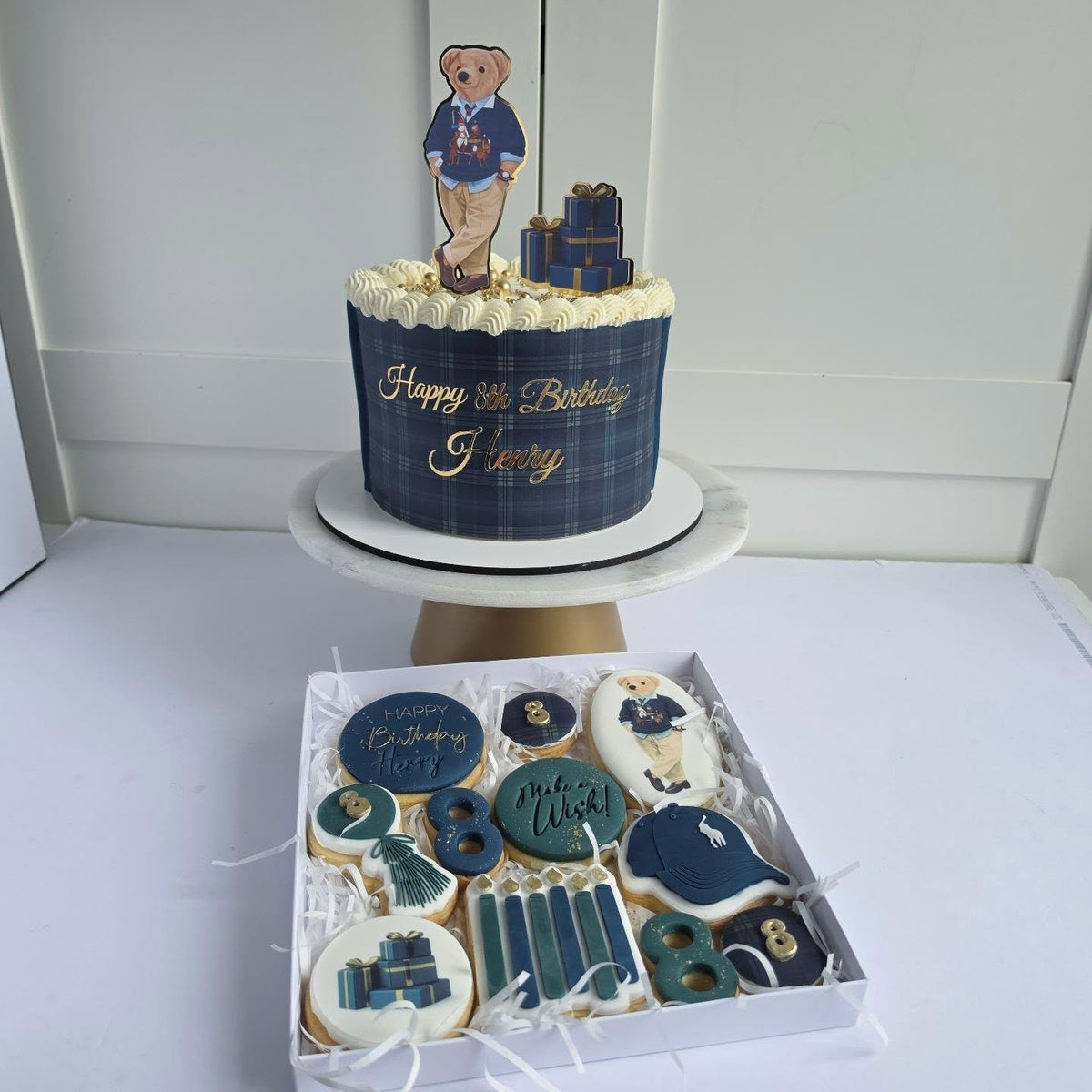 Teddy mini cake with matching biscuits