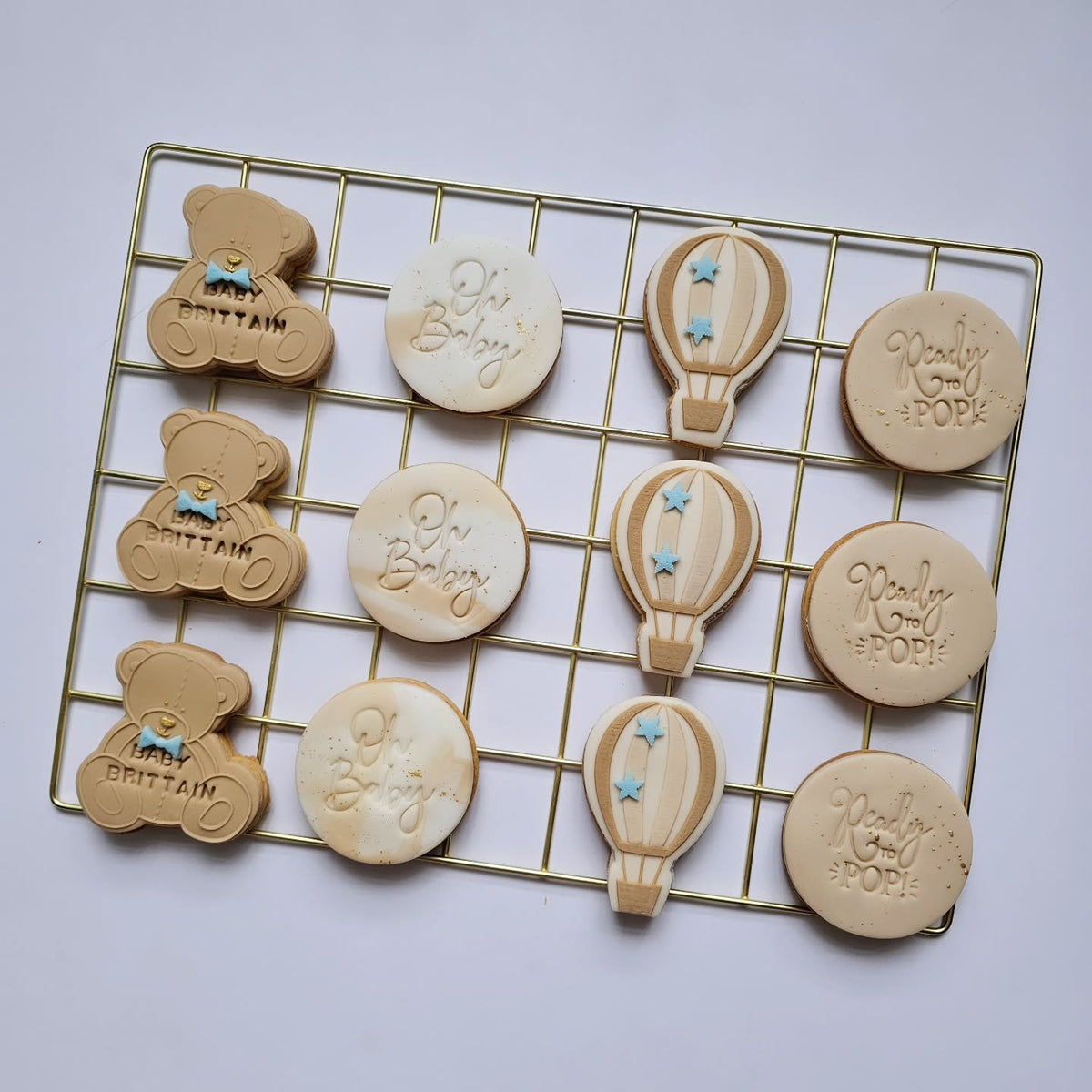 Hot-air balloon and teddy baby shower favours