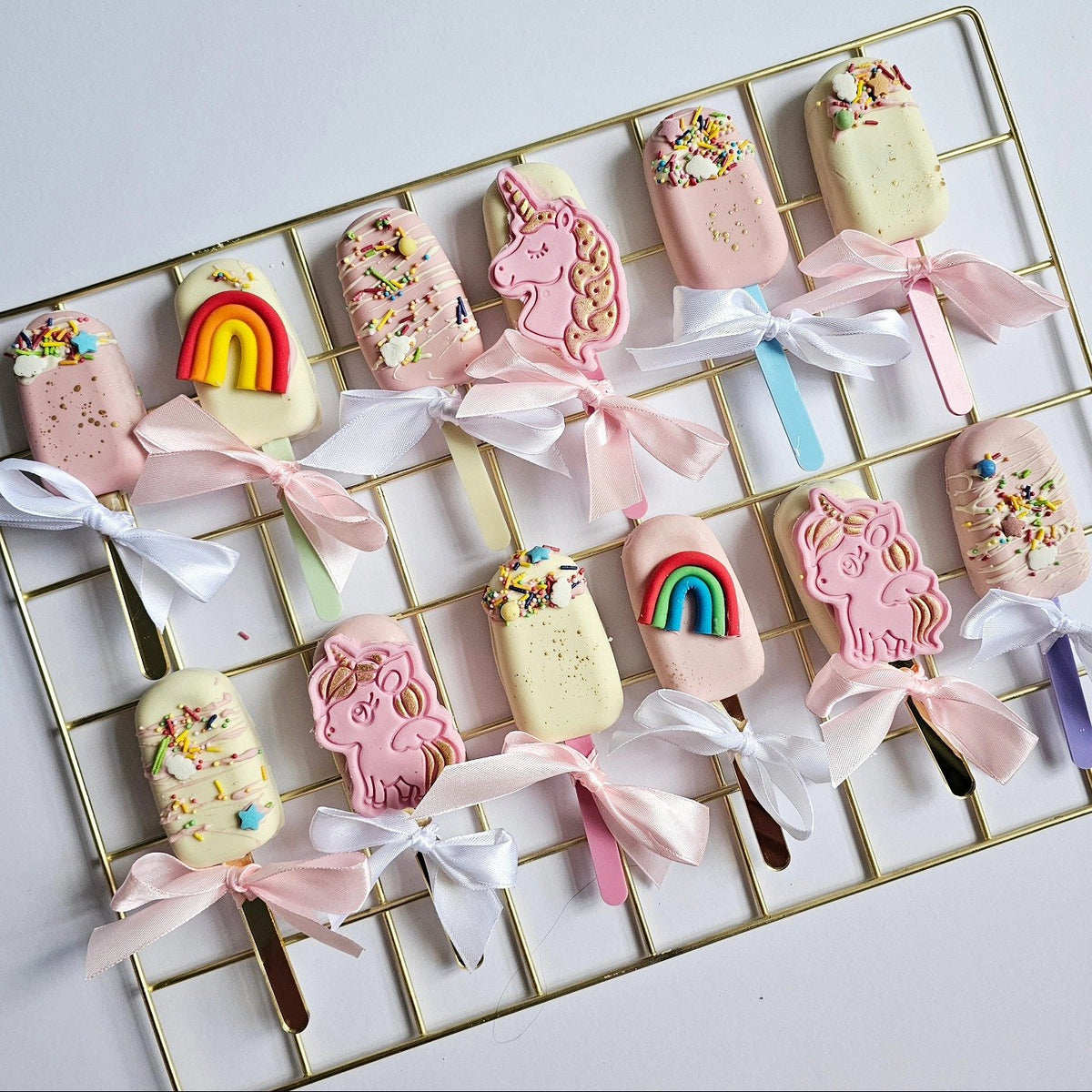 Unicorn and rainbow cakesicle favours