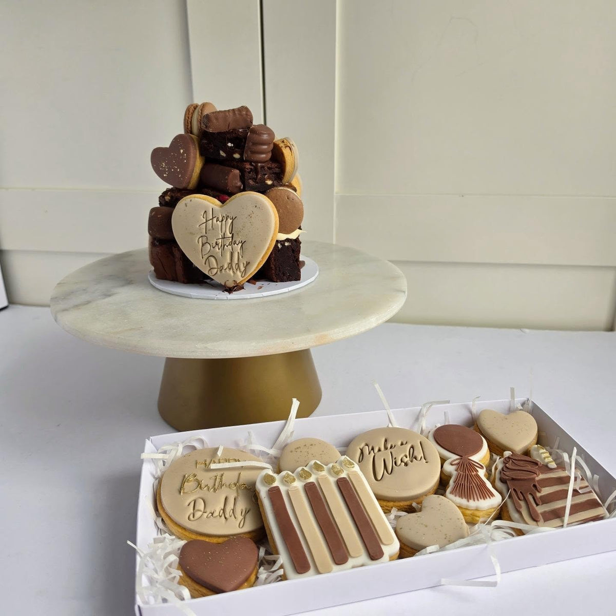 Brownie tower with biscuits